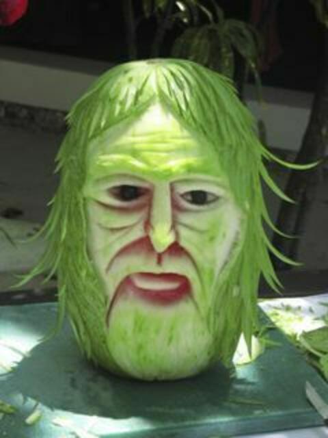 wir haben unter Anleitung Melonen geschnitzt