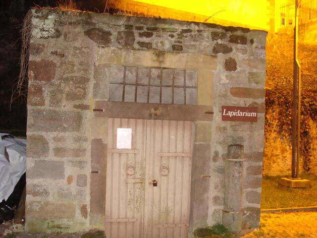 Unterhalb des Hauptportals