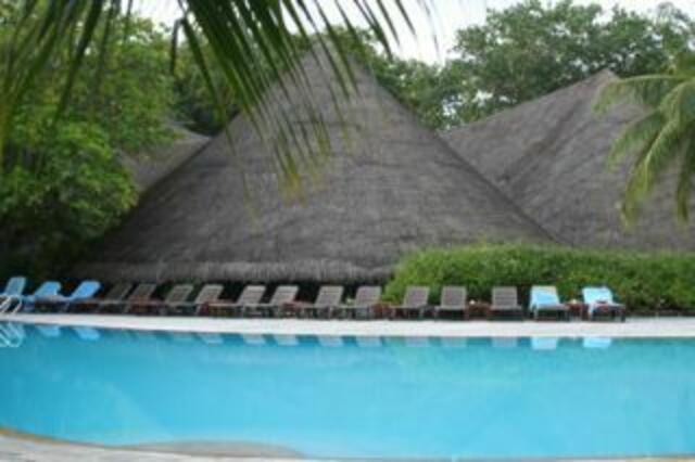 der Pool mit dem Rundzelt-Restaurant