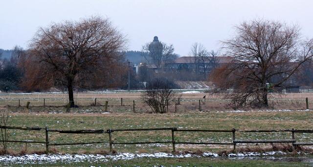 Fuhseniederung zwischen Ilsede-Ölsburg und Groß Ilsede (im Hintergrund; Kugelwasserturm auf dem Gelände der früheren "Ilseder Hütte")