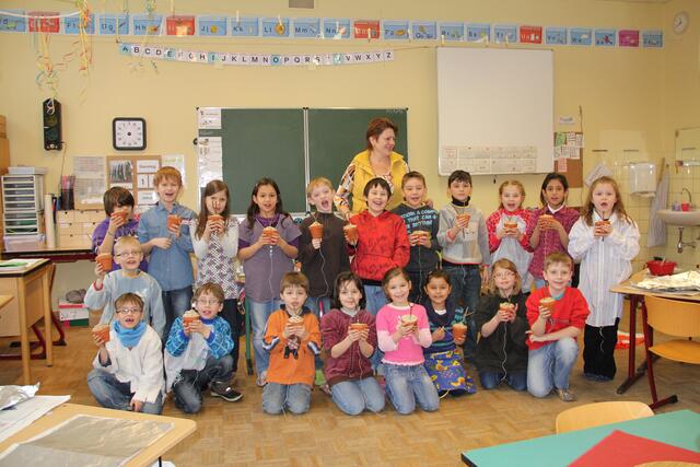 Petra Leiendecker vom NABU Garbsen mit der Klasse 2 e der Osterbergschule