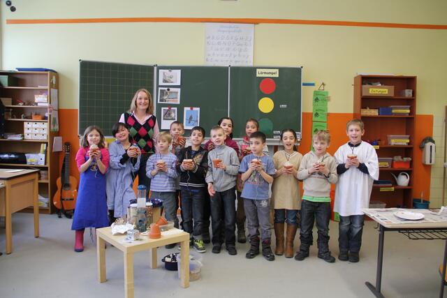 Klasse 2 f der Osterberg Schule mit Frau Rathing-Krone