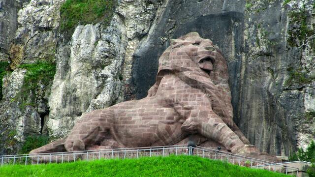 an der Front der Zitadelle ist der Löwe, von Bartholdi gestaltet, das Wahrzeichen von Belfort, er ist 11 m hoch und 22 m lang
