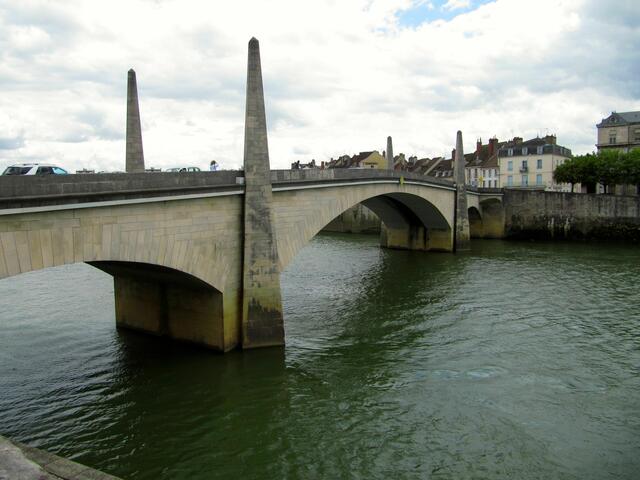 Brücke über die Saone mit 4 Pylonen