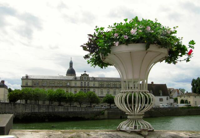 hübsche Promenade am Fluss in Besancon
