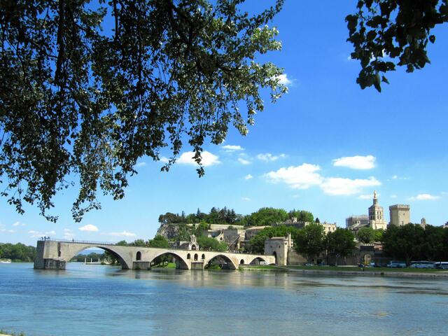Pont St.Benezet in Avignon, im Hintergrund der Papstpalast