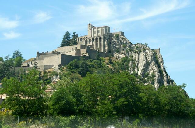 Zitadelle von Sisteron auf den Rippen aus harten Kalkfels in der Provence