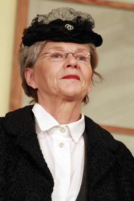 Mary Wendtland (spielt die Frau von Alfred Ill) gehört seit über 30 Jahren zur Theatergruppe