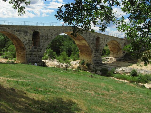 Le Pont Julien - Steinbogenbrücke aus dem 3. Jd. v.Chr. am Wegesrand entdeckt