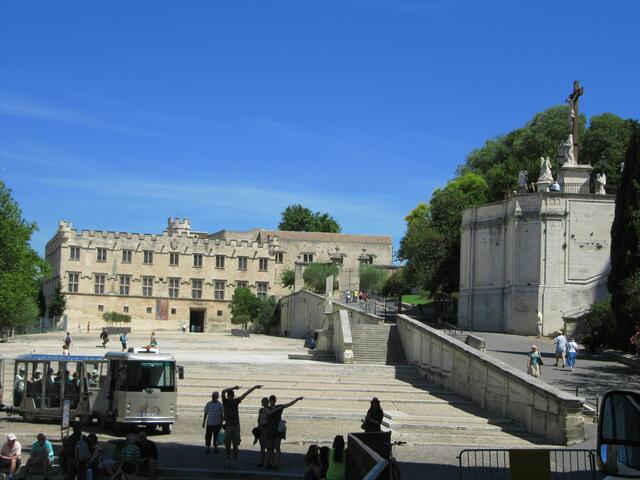 Platz des Papstpalastes mit dem Petit Palais im Hintergrund