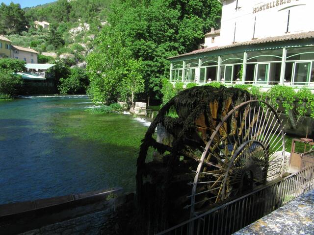Fontaine-de-Vocluse ist der nächste Ort in der Provence, man kann bis zur Quelle im Fels vordringen