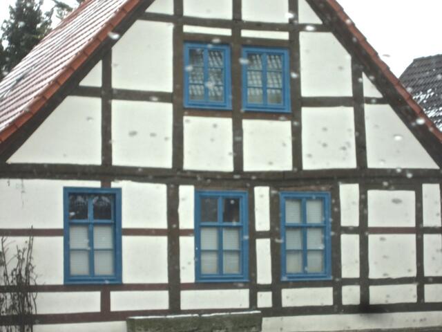 Altes Fachwerk mit blauen Sprossenfenstern - das könnte auch von mir sein :-)