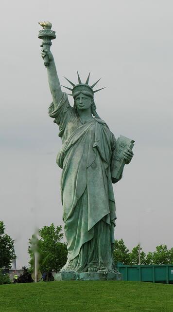 12 m hohe "Freiheitsstatue" von Bartholdi, dieser Künstler gestaltete die Statue als Geschenk von Frankreich an New York