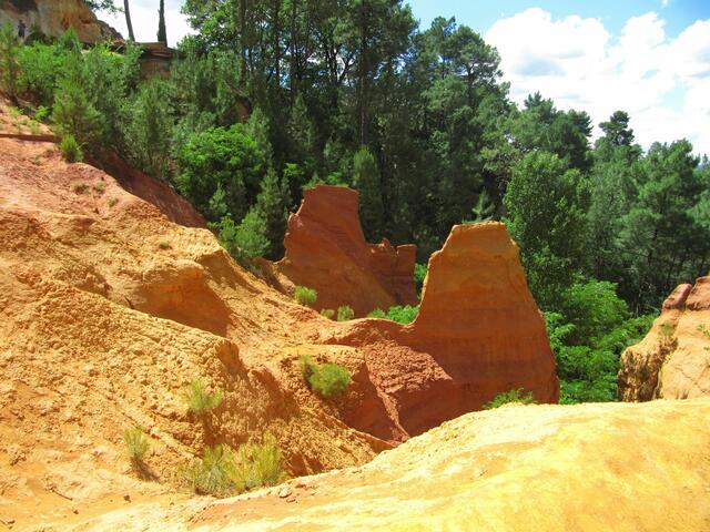 ockerfarbene Felsen in Rousilion (Vaucluse), hier bauten schon die Römer Ocker ab zur Herstellung von Farben