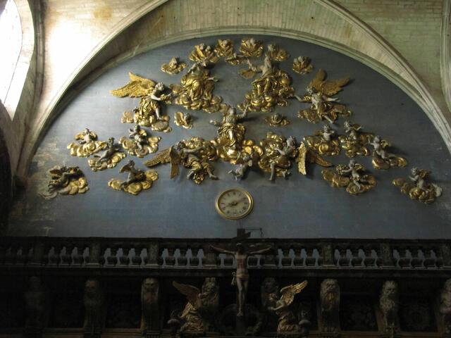 in der Kirche "Maria - Königin der Engel", seltsam, unter den Engeln befindet sich eine Bahnhofsuhr in der Kirche?