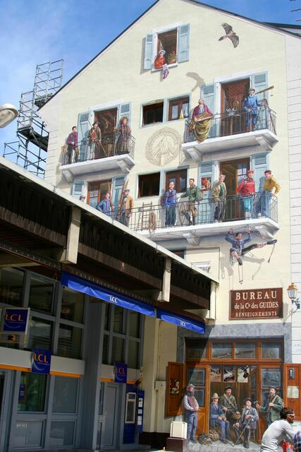 eine kunstvoll bemalte Hauswand in Chamonix mit Zeugen aus der Bergsteigerwelt