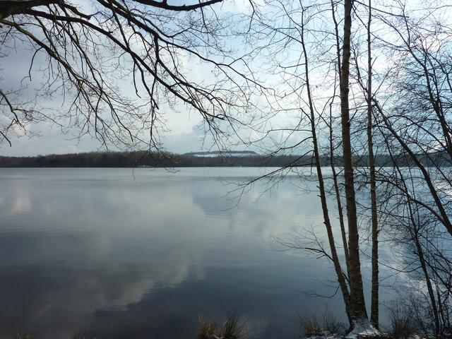 Die Wolken spiegeln sich im See. Der schneebedeckte Berg ist der "Monte Müllo".