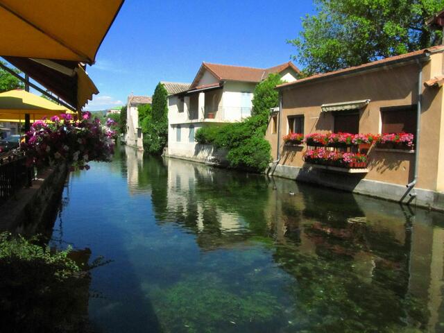 die Sorgue zieht sich um das Städtchen, so dass der Name, L’Isle-sur-la-Sorgue, Insel an der Sorgue gerechtfertigt ist