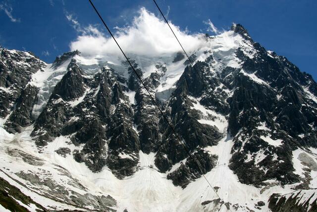 Mont Blanc liegt zwischen Frankreich und Italien und ist mit 4810 m der höchste Berg der Alpen und der EU