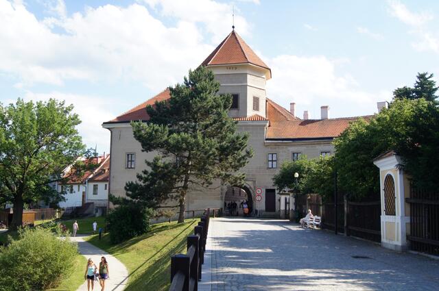 Das Stadttor von Telc. Links, schnicht sichtbar, befindet sich ein Burggraben, der eher als See zu bezeichnen ist. Alles ist romantisch und lädt zum Bleiben ein. Dort fahre ich noch einmal mit dem Auto hin und bleibe eine Woche dort.