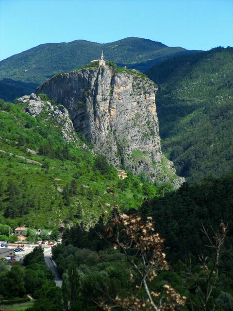 Kirche auf dem Fels auf der Fahrt zur Schlucht von Verdon