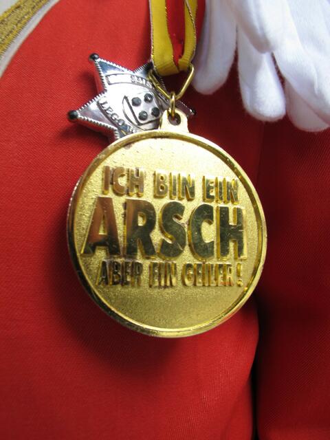 Ein Träger " hoher" Faschingsauszeichnungen.