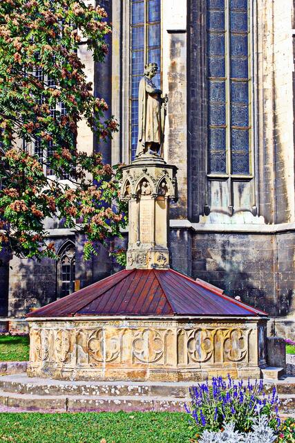 Der Ekkehardbrunnen am Naumburger Dom