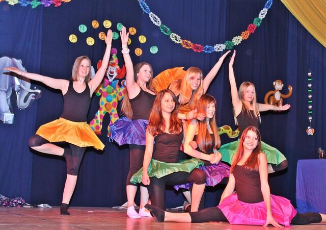 Kichererbsen tanzen in der Manege des Zirkus 'Anzefahri'.