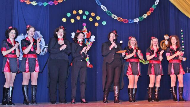 Ein tolles Team - die Direktorinnen des Zirkus 'Anzefahri': (von links nach rechts) Christine Meister, Antje Bendix, Karina Gottschalk, Tanja Schmitt, Simone Bonacker, Michaela Vollmerhausen, Iris Reinkemeier-Kraus und Tanja Bernhardt ! Helau !