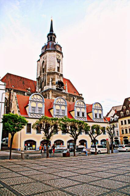 Das Schlößchen am Markt vor der Stadtkirche St. Wenzel