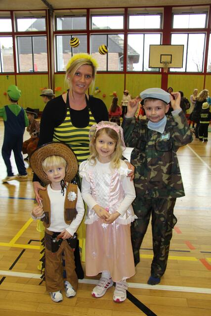 Eine treue Stammgastfamilie beim Fasching der SG Letter 05