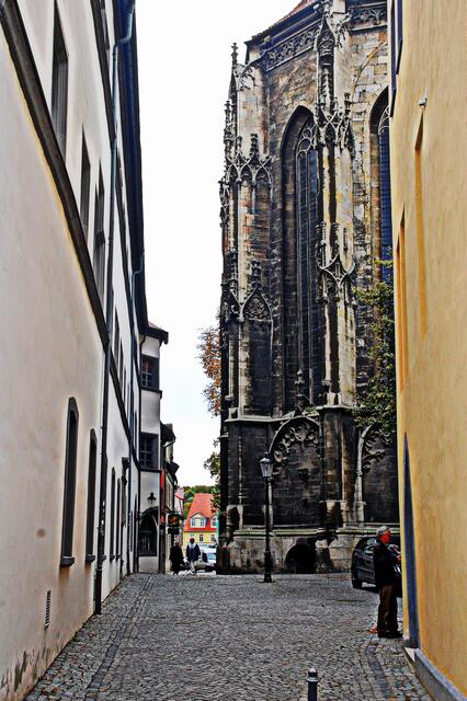 Abstecher durch die Wenzelstraße zur Neustraße - Blick zwischen Amtsgericht und Schlösschen