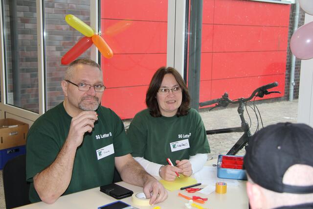 Frank und Heike verkaufen die Eintrittskarten