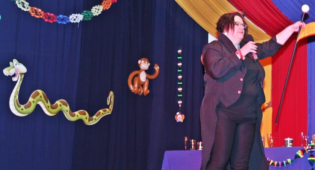 Direktorin Simone Bonacker begrüßt die närrischen Besucher im Zirkus 'Anzefahri'
