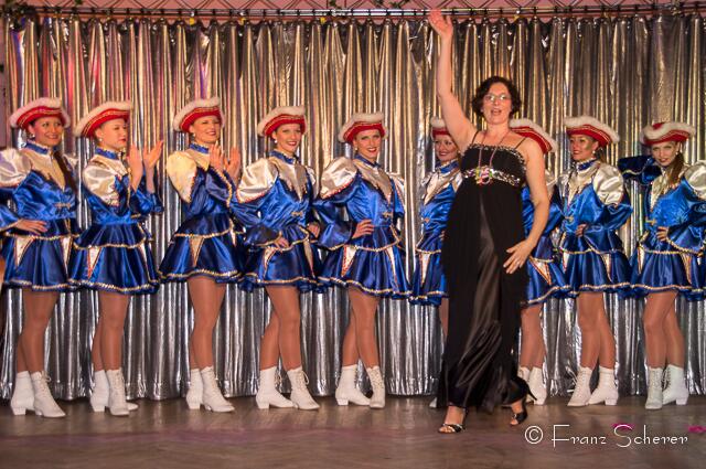 Großer ORCC-Faschingsball 2013 - Präsidentin Melanie Henschel mit der ORCC-Showtanz-Garde