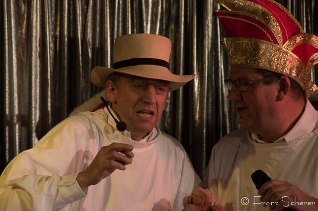 Großer ORCC-Faschingsball 2013 - Eine Klasse für sich: Dr. Hannes Pröller schlüpfte bei seinem Auftritt in die Rollen der ehemaligen ORCC-Präsidenten. Rechts im Bild: Bernd Aichele