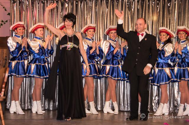 Großer ORCC-Faschingsball 2013 - Garde-Mama und Kostümschneiderin Gitti Wiedenbauer und Vizepräsident Edgar Küblermit der ORCC-Showtanz-Garde