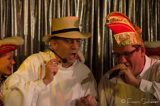 Großer ORCC-Faschingsball 2013 - Eine Klasse für sich: Dr. Hannes Pröller schlüpfte bei seinem Auftritt in die Rollen der ehemaligen ORCC-Präsidenten. Rechts im Bild: Bernd Aichele