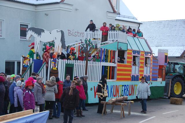 Über 15 Meter lang ist der Motivwagen „Villa Kunterbunt“ der Faschingsfreune Thierhaupten. Dieser wurde im Rahmen des Schubkarrenrennens in Thierhaupten der Öffentlichkeit vorgestellt.
