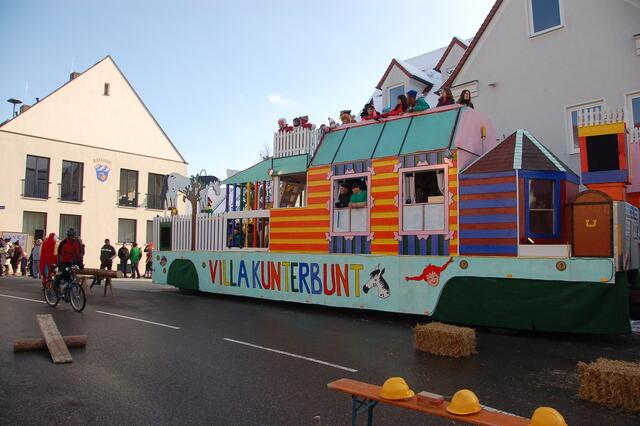 Beim Schubkarrenrennen am Marktplatz wurde der Motivwagen „Villa Kunterbunt“ der Faschingsfreunde Thierhaupten der Öffentlichkeit präsentiert.