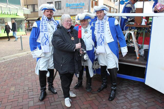 "Radio LeineHertz 106.5" Reporterin Karin Thellmann mit Vertretern der Funkengarde...