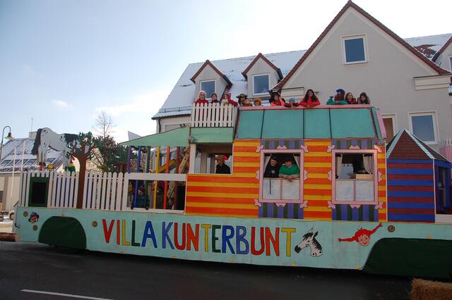 Beim Schubkarrenrennen am Marktplatz wurde der Motivwagen „Villa Kunterbunt“ der Faschingsfreunde Thierhaupten der Öffentlichkeit präsentiert.