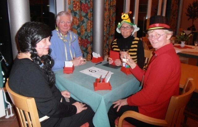 Bunte Gesellen am Bridge-Tisch