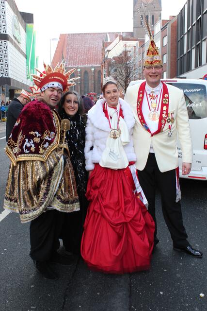 Comedykünstler Pedro Prüser (rechts) mit dem Prinzenpaar der Landeshauptstadt Hannover Prinz Heiko I und Prinzessin Anke I.
