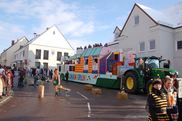Über 15 Meter lang ist der Motivwagen „Villa Kunterbunt“ der Faschingsfreune Thierhaupten. Dieser wurde im Rahmen des Schubkarrenrennens in Thierhaupten der Öffentlichkeit vorgestellt.