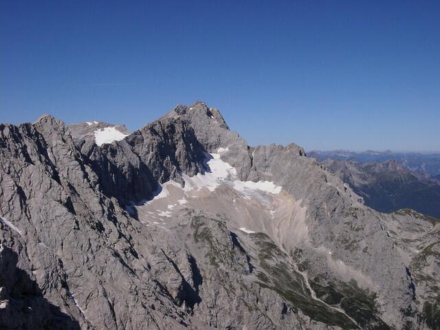 Hintergrund die Zugspitze