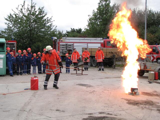 Nicht nachmachen !!! - Vorführung Fettbrand durch die FF Ronnenberg