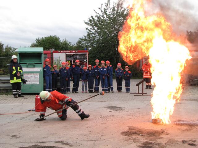Nicht nachmachen !!! - Vorführung Fettbrand durch die FF Ronnenberg