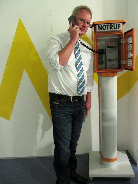 Pfarrer Thomas Peters an der Notrufsäule