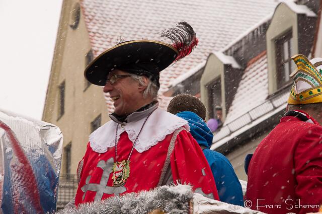 Friedberger Faschingszug 2013 - Friedbergs Bürgermeister Dr. Peter Bergmair auf dem großen ORCC-Wagen